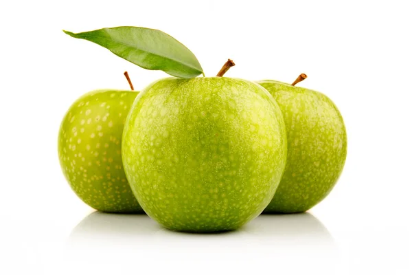 Três maçãs verdes maduras com isolado em branco — Fotografia de Stock