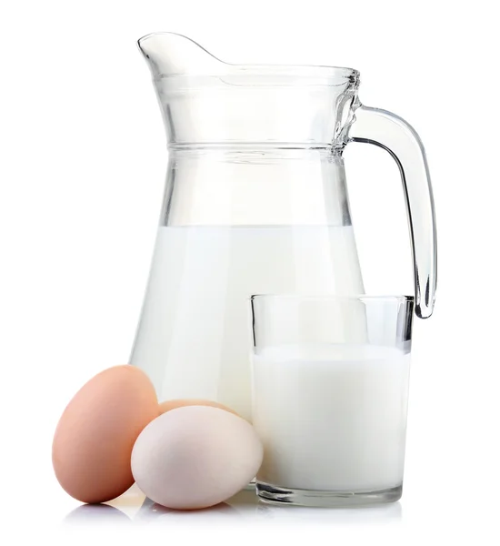Jarra de leche y vaso con huevos aislados sobre blanco —  Fotos de Stock