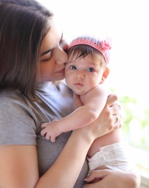 mutlu anne bebeğini öpüşme