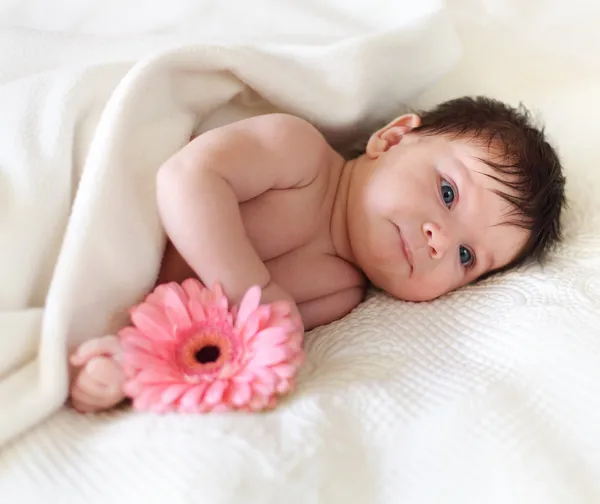 Yatakta yatarken bebek portresi. bir ay önce — Stok fotoğraf