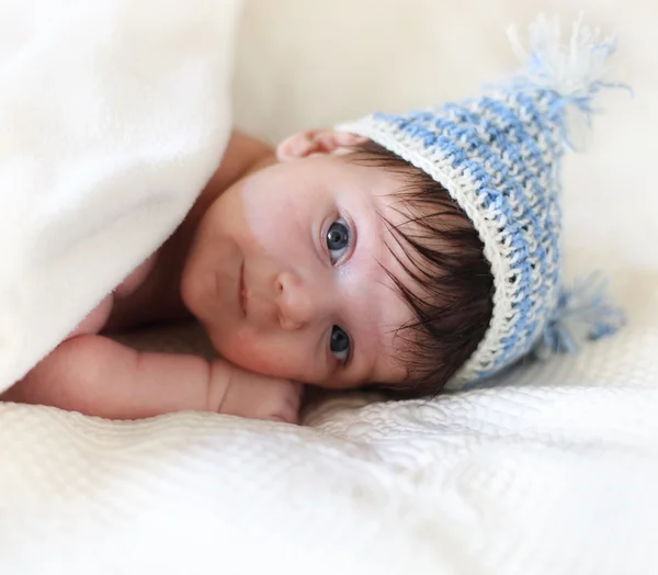 Porträtt av en baby i sticka mössa — Stockfoto