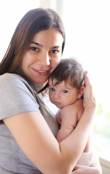 Bahagia tersenyum ibu dengan bayi — Stok Foto
