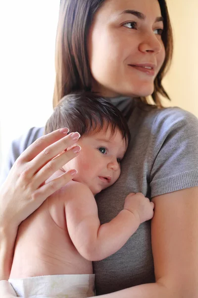 Bahagia tersenyum ibu dengan bayi — Stok Foto