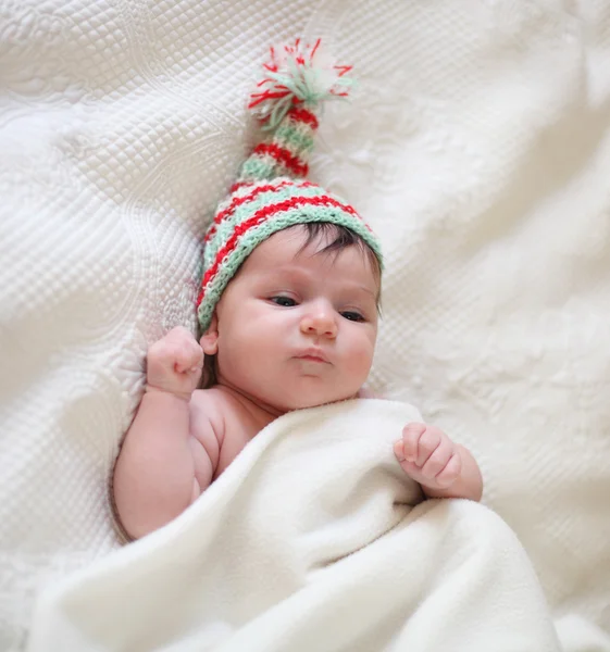 Portret van een baby in het breien hoed — Stockfoto