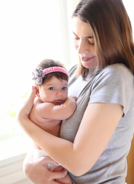 Feliz madre sonriente con el bebé —  Fotos de Stock