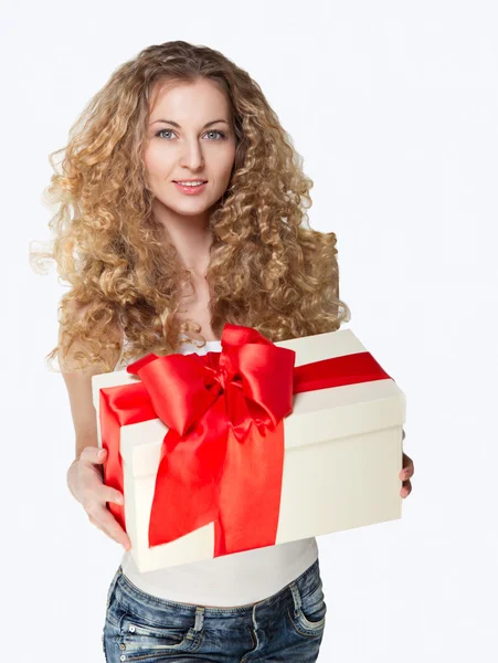 Beautiful young blond girl holding present — Stockfoto
