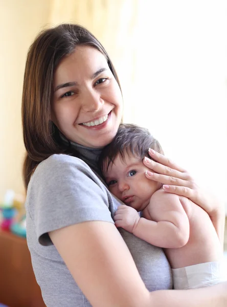 Gelukkig lachend moeder met baby — Stockfoto