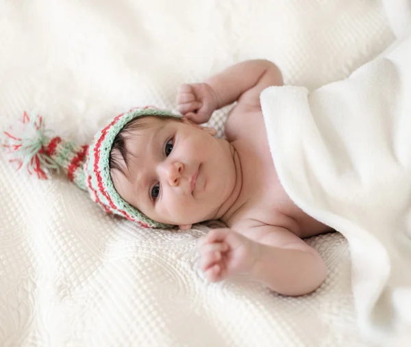 Retrato de un bebé en sombrero de punto — Foto de Stock