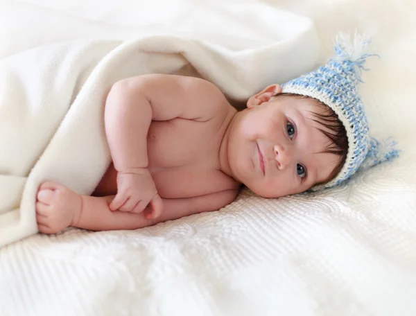 一个婴儿针织帽子的肖像 — 图库照片