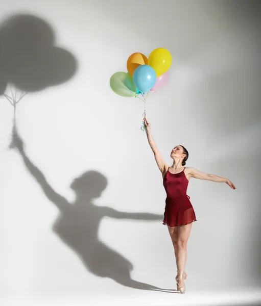 芭蕾舞演员与气球合影 — 图库照片