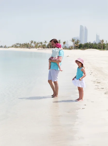Pai e suas duas filhas na praia — Fotografia de Stock