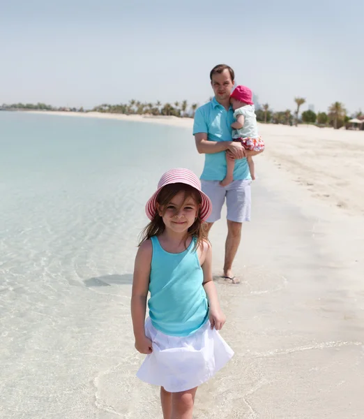Far och hans två små döttrar på stranden — Stockfoto