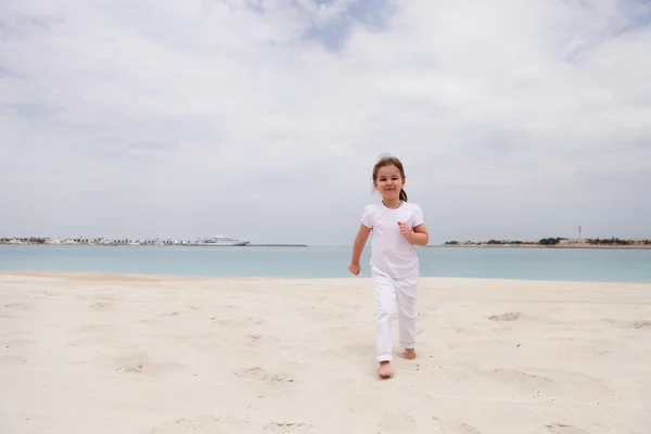 Pequena menina feliz na praia — Fotografia de Stock