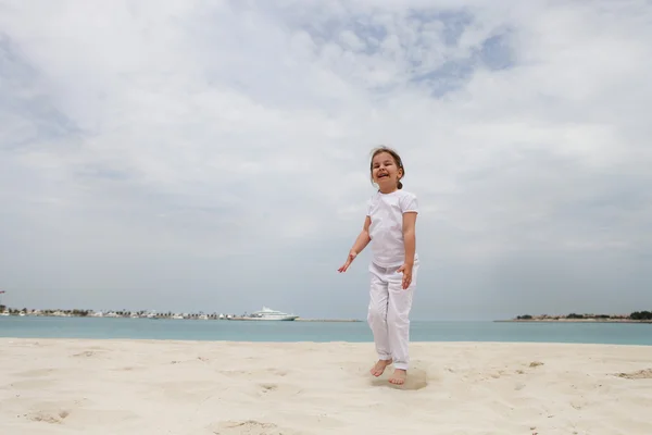 Pequena menina feliz na praia — Fotografia de Stock
