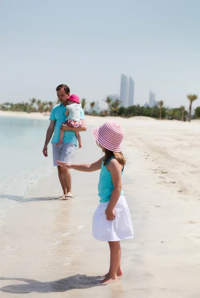Padre e le sue due figlie sulla spiaggia — Foto Stock