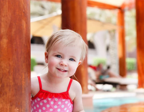 Yüzme Havuzu, küçük şirin bebek kız — Stok fotoğraf
