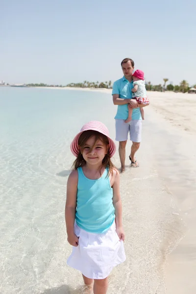 Far och hans två små döttrar på stranden — Stockfoto