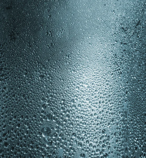 Gotas de agua sobre un fondo metálico —  Fotos de Stock
