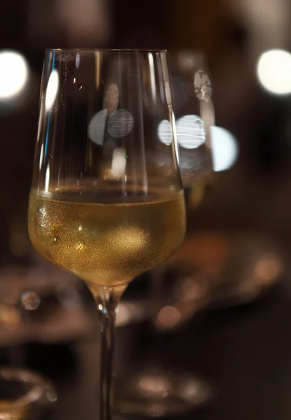 Два бокала белого вина в ночь — стоковое фото
