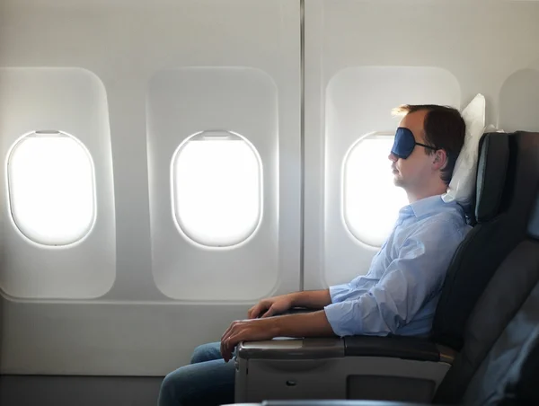 Retrato del hombre relajándose en el avión —  Fotos de Stock