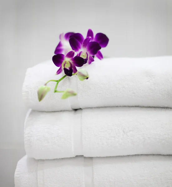 Purple orchid on white towels — Stock Photo, Image