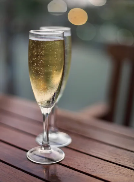Champagne in de glazen op de tafel — Stockfoto
