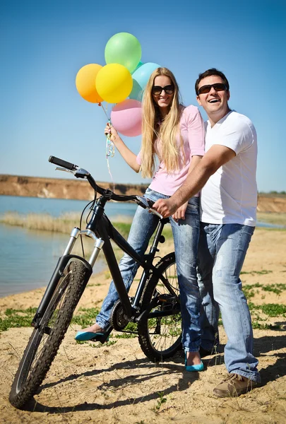 Bisiklet üzerinde gülümseyen mutlu çift — Stok fotoğraf