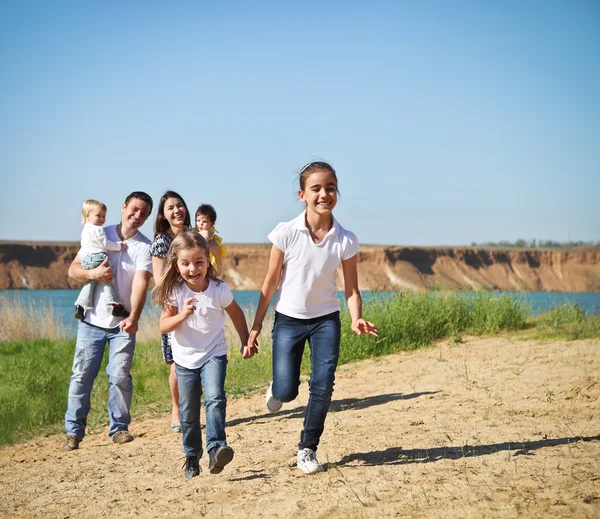 Glückliche junge Familie mit Kindern — Stockfoto