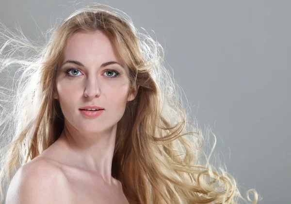 Ung kvinna med blont fladdrande hår — Stockfoto