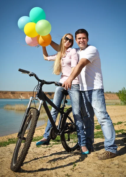 Lyckligt leende par med ballonger — Stockfoto