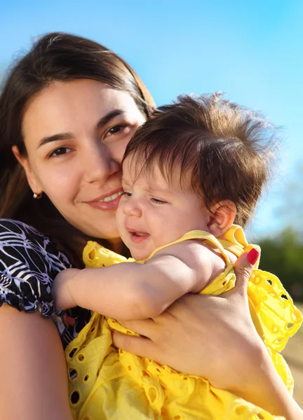 Felice madre sorridente con bambino — Foto Stock