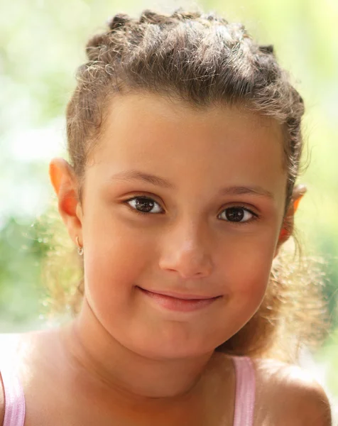 Retrato da menina bonita sorridente — Fotografia de Stock