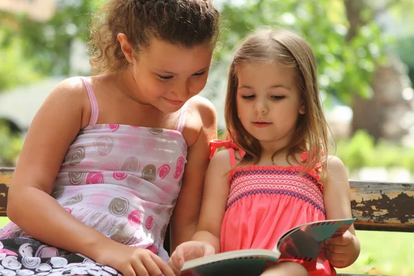 Kinder lesen das Buch — Stockfoto