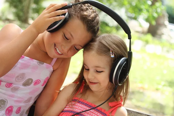 Sestry poslouchat hudbu společně — Stock fotografie