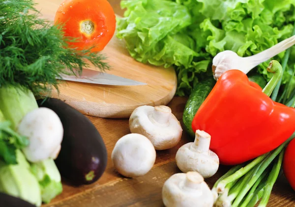 Färska grönsaker på trä bakgrund — Stockfoto