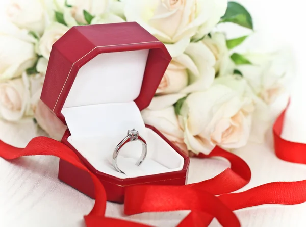 Propuesta de matrimonio. Un anillo de diamantes de compromiso — Foto de Stock