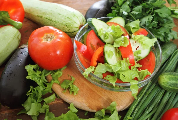 Frisches Gemüse auf dem hölzernen Hintergrund — Stockfoto