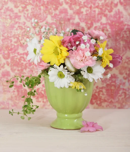 Kytice flowersin zelená váza — Stock fotografie