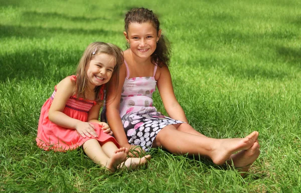 两个快乐的小女孩在夏天天很开心 — 图库照片