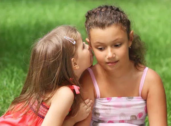 Zwei glückliche kleine Mädchen, die Spaß am Sommertag haben — Stockfoto