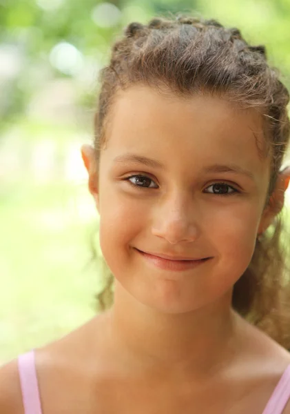 Πορτρέτο του το χαμογελαστό κορίτσι όμορφο μικρό — Φωτογραφία Αρχείου