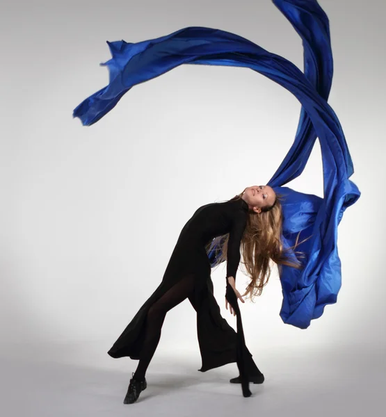 Jonge blonde vrouw dansen met blauwe stof — Stockfoto