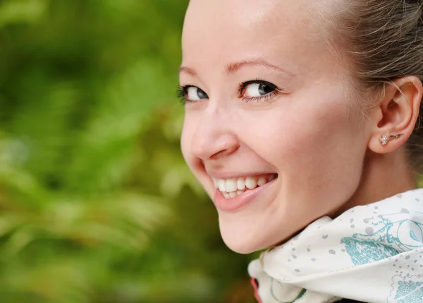 Jovem sorrindo mulher loira — Fotografia de Stock