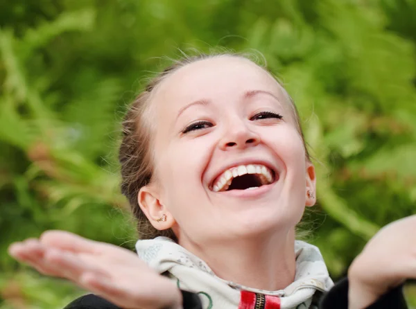 Młoda kobieta uśmiechający się blondynka — Zdjęcie stockowe
