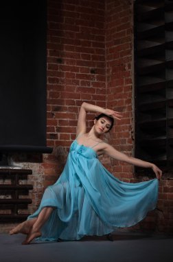 genç esmer kadın dans