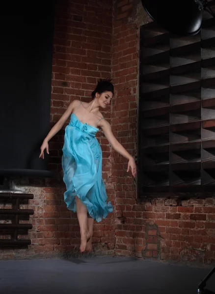 Junge brünette Frau tanzt — Stockfoto