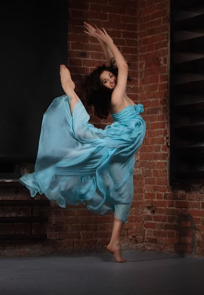 Junge brünette Frau tanzt — Stockfoto