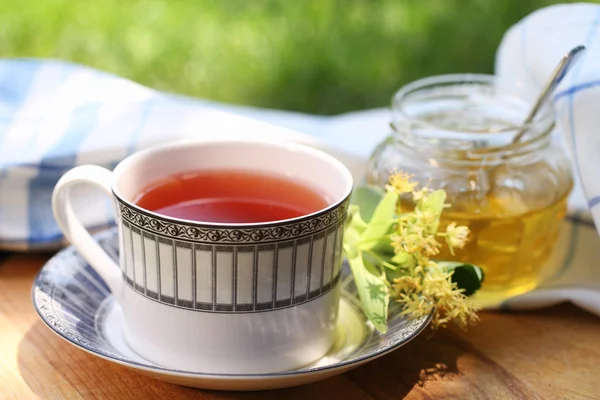 Linden medu ve sklenici s lipové květy — Stock fotografie
