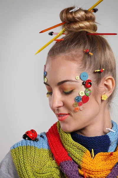 Yaratıcılık ile genç sarışın bir kadın portresi makyaj — Stok fotoğraf