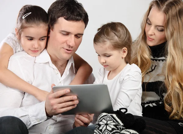 Heureuse jeune famille utilisant une tablette informatique — Photo